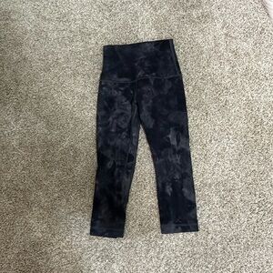 Lululemon black and gray tie-dye leggings above the knee